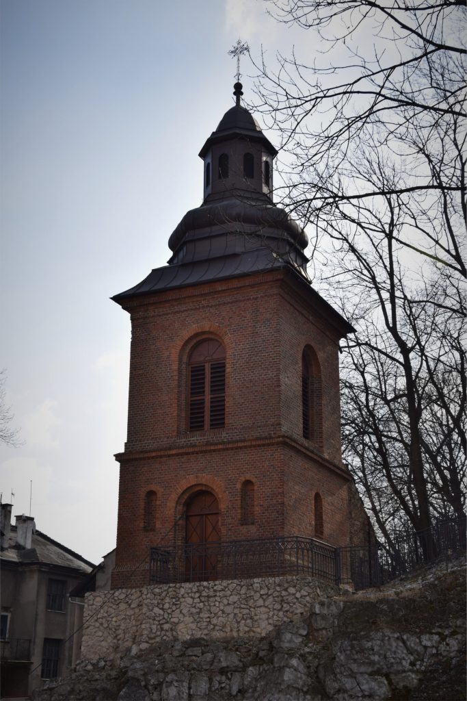 Dzwonnica na tyłach kościoła św. Józefa.