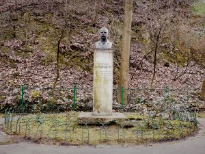Pomnik założyciela parku Wojciecha Bednarskiego